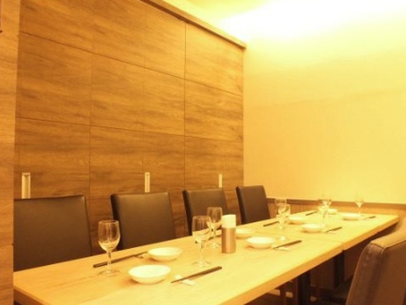 少人数の個室食事会にピッタリな落ち付いた個室です。