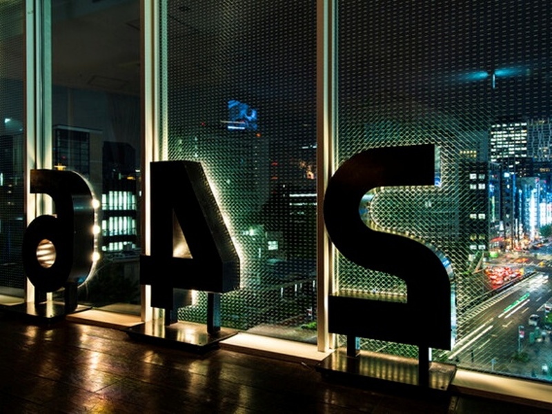 表参道の夜景を独占する、ワンランク上の宴会空間。系列店Casita青山本店の洗練されたイタリアンと、バーテンダー厳選のカクテルで特別な夜を。最大70名対応、VIP個室も完備。