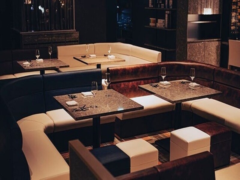 ２〜４名様x４テーブル。