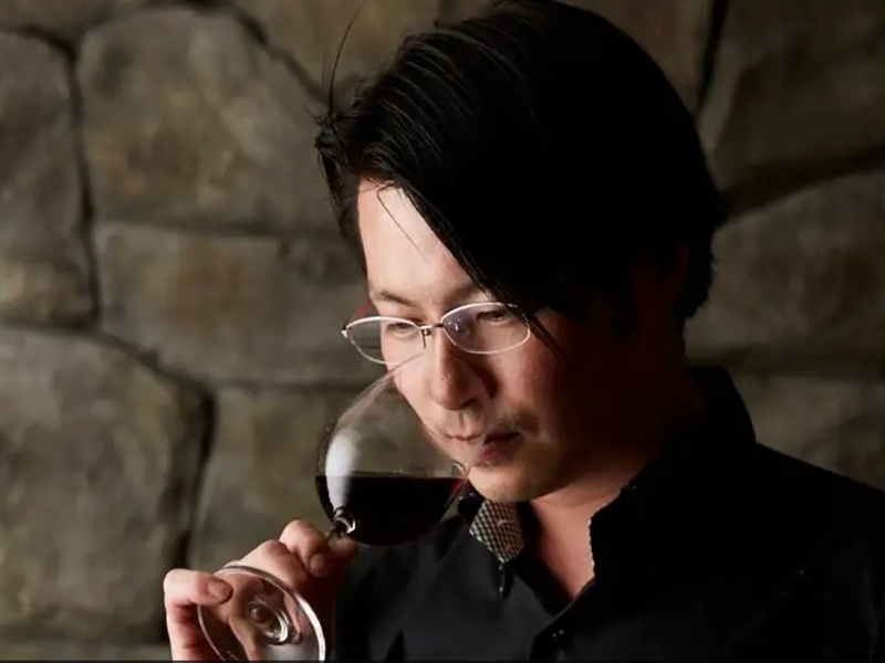 山本紘瑞
ソムリエ
バーテンダーを経てウィスキーの醸造を学ぶためスコットランドへ。利き酒師、ビールマイスターの肩書も持つソムリエ・山本紘瑞はアルコールドリンクのプロフェッショナル。好みと予算から最適なワインをご提案します