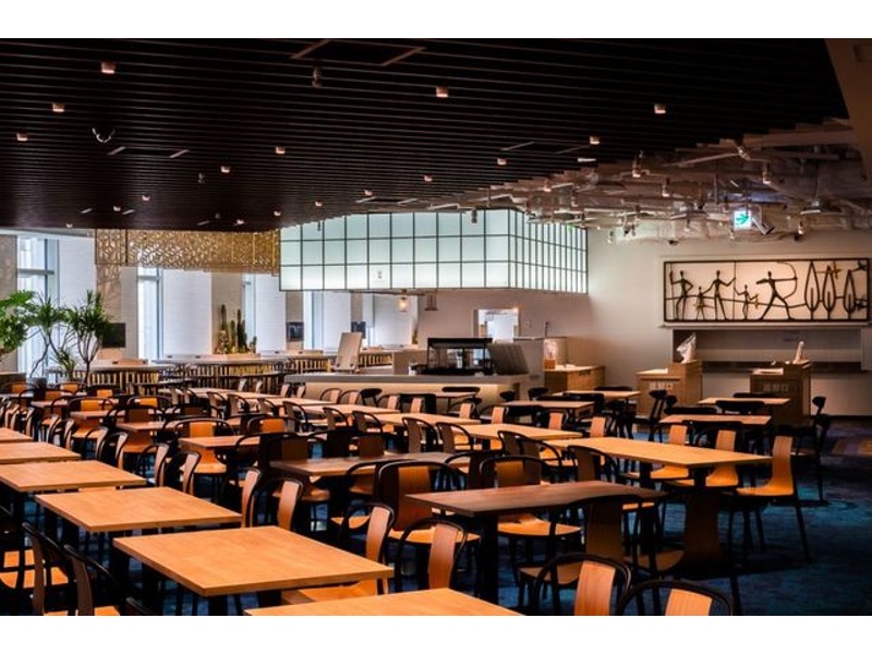 開放感のあるメインダイニング。二次会利用でもゆったり過ごせる広々とした空間です。