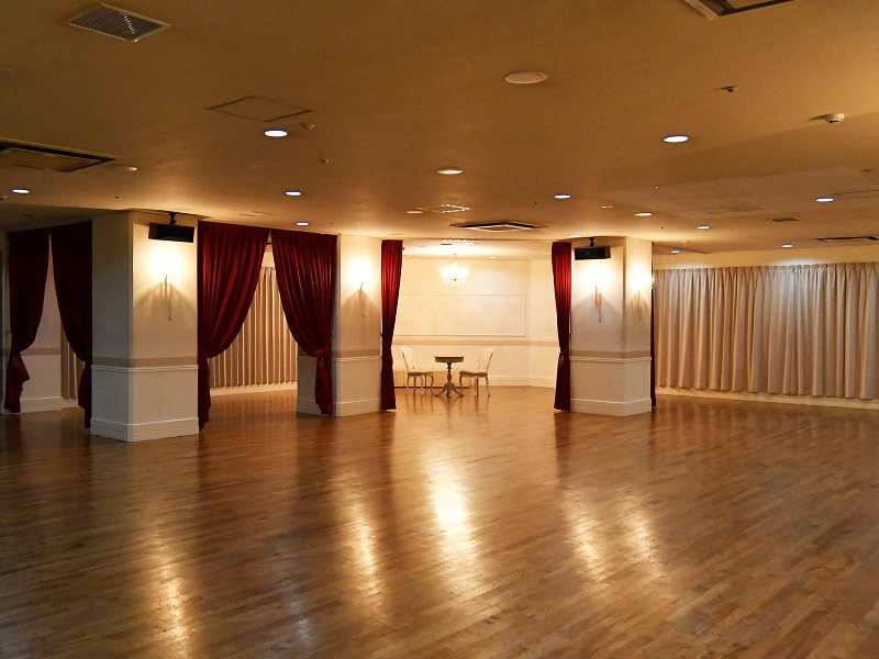 【B2F】会場の一角には、VIPルームを思わせるシャンデリアで照らされた開閉式個室も完備しています