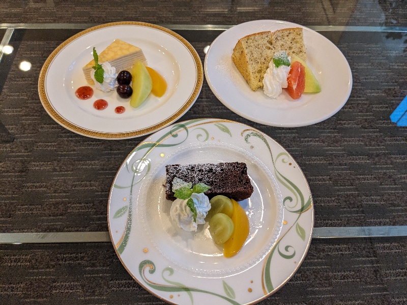 2F会議室ケーキセット一例
ミルフィーユ/シフォンケーキ/チョコレートケーキから一皿
コーヒー/紅茶/烏龍茶 等から1杯