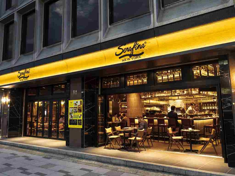 外堀通り沿いに目立つ黄色の看板は遠方からのゲストにも◎