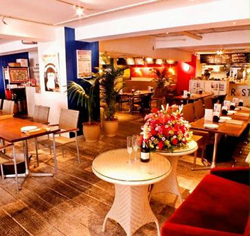 天神駅徒歩4分。オシャレなインテリアが配された店内は、着席で133名、立食で250名までご招待可能な大空間。