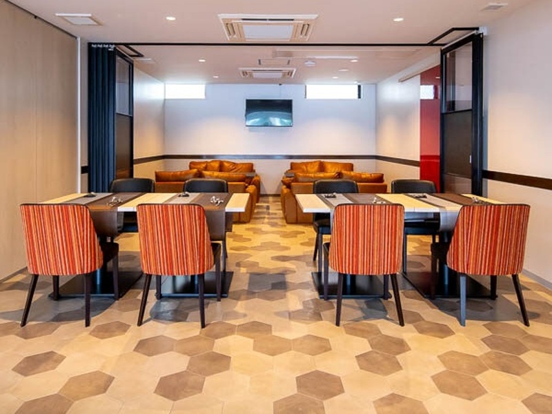 モダンでおしゃれな店内は、結婚式二次会にぴったり。バースデープレートのご用意も承っており、大切な方の記念日を心を込めてお祝いします。