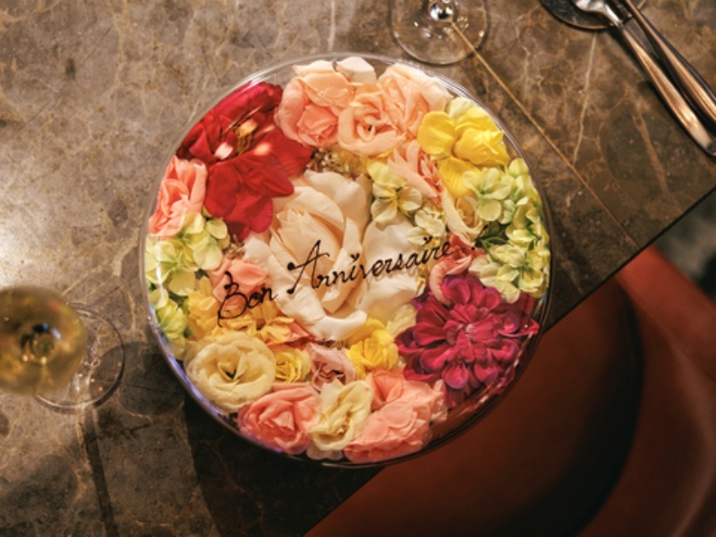 「Bon Anniversaire」のメッセージを添えた花束のようなフラワーボックス。記念日やお祝いのサプライズ演出にご利用いただけます。