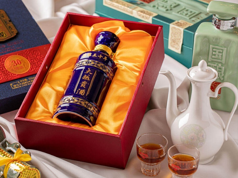 中国酒も各種取り揃えております。
お食事に華を添える美味しいお酒もご一緒にどうぞ。年代物の紹興酒や中国の蒸留酒は、同郷のもの同士、中国料理との相性が抜群です。
その他にもワインや果実酒、焼酎なども各種取り揃えていますので、お好きなものをお選びください。