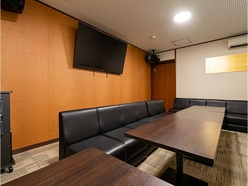 カラオケルーム完備。
大人数用(20名)・少人数用(10名)ございます。