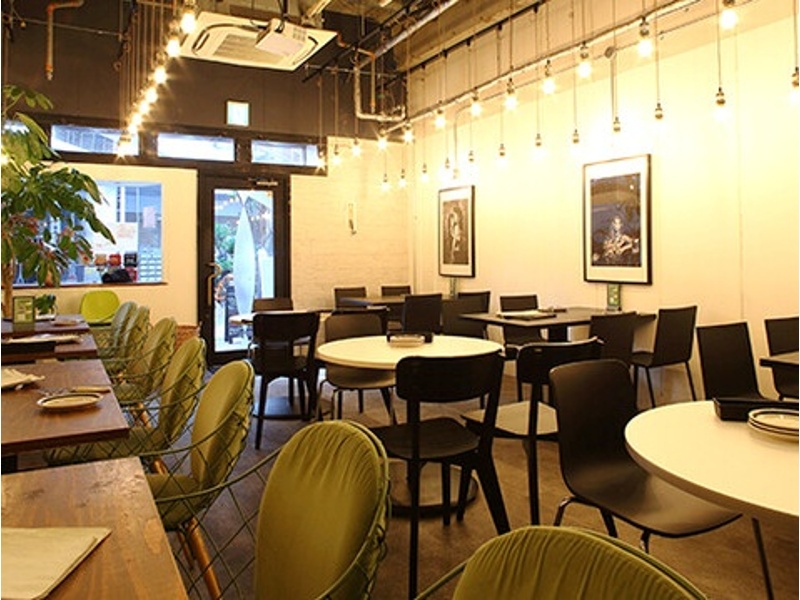 天井が高く奥行きのある内観