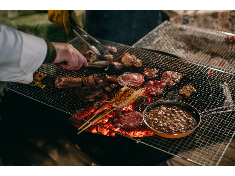 屋外デッキでのBBQスタイル