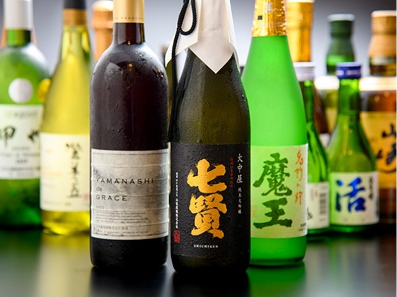 利き酒師の資格を持つ店主が厳選した日本酒・ワインと割烹料理のペアリングをお楽しみいただけます。料理と酒が引き立て合う、大人のための贅沢なひとときをどうぞ。