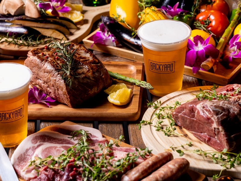 新鮮な食材をその場で調理するライブ感が魅力。目でも舌でも楽しめる料理が、ゲストの会話と笑顔を引き出します。