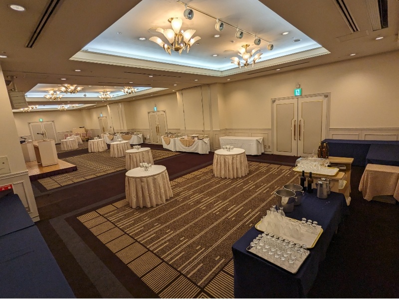 2F宴会場ローズ一例
立食/ステージ/演台/司会台/バーカウンター