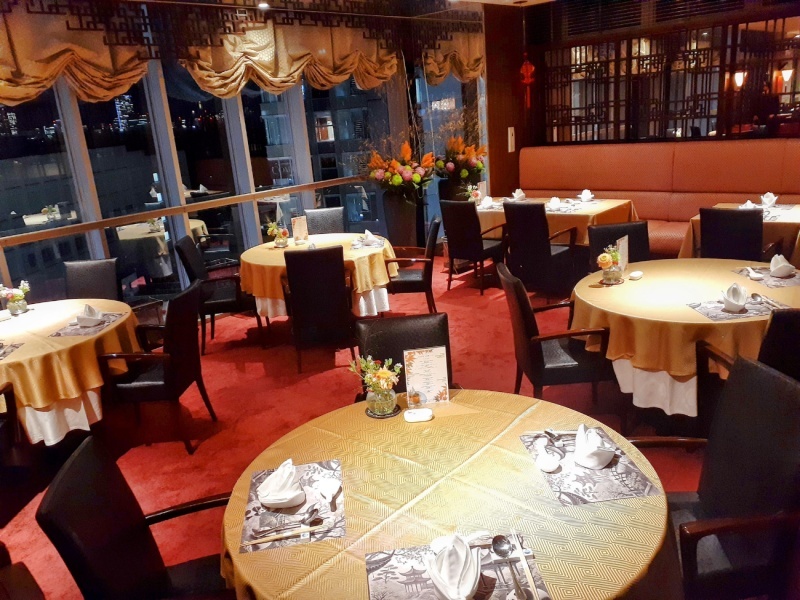 遠方からのゲストも安心な新宿駅徒歩3分・新宿三丁目駅徒歩1分の好立地。完全個室完備・最大100名まで対応。
他のお客様に気を遣わず、二次会をのびのびと楽しめる空間です。シャンデリアが輝く豪華な円卓個室は、二次会の格を一段引き上げてくれます。
