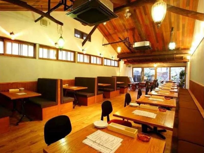 奥には中庭があり、モダンな雰囲気が流れます。