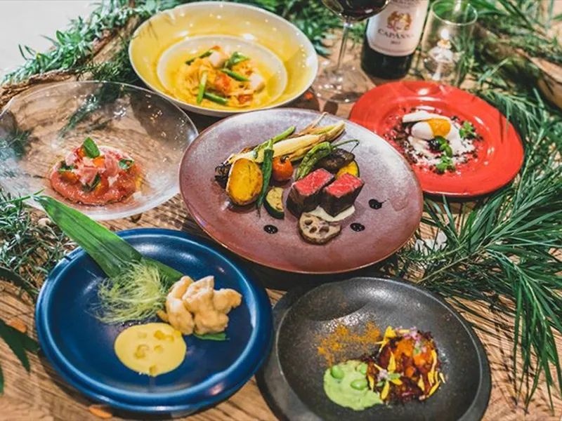 オープンキッチンで作る多彩なお料理に舌鼓