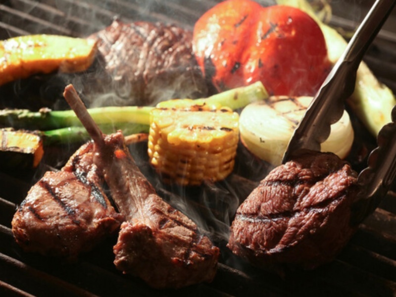 【お料理(例)】
厳選肉の溶岩グリル<LAVAROCK>
当店のイチオシメニューは溶岩石(LAVAROCK)で仕上げたジューシーなグリル料理をご堪能ください。