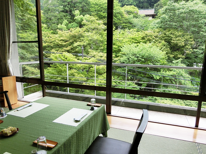 【万葉の間】椅子席・会席・向かい合わせ・緑の季節の窓辺イメージ一例
