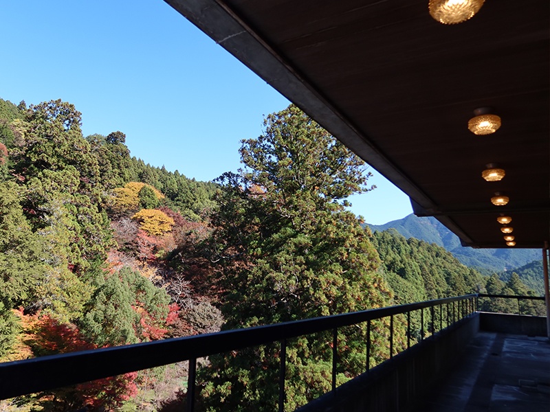 【紅葉の間】ベランダに出ていただくことも可能です。