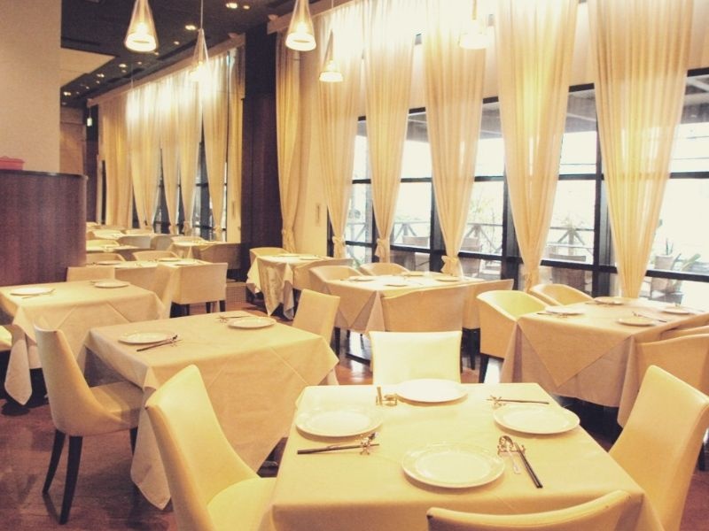 一階 テーブル席（天井高く開放的）