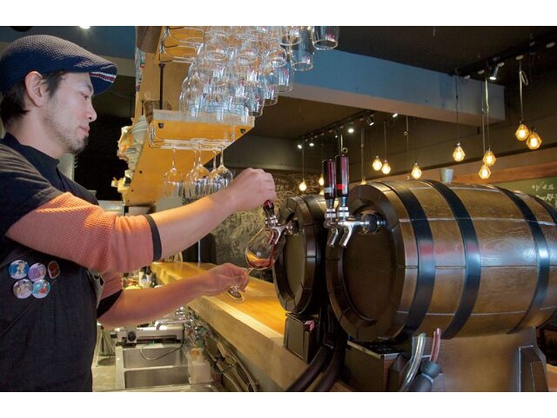 樽から注がれるドリンクは絶品。ドリンクメニューも充実しており宴会の満足度を高めます。