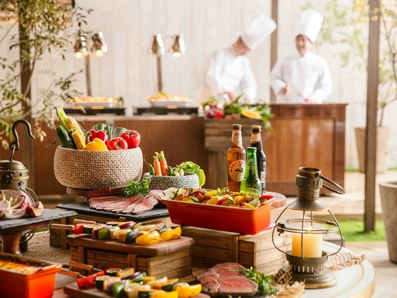 シェフが目の前で調理してくれるのでより贅沢にゲストへ食事を提供でき、
コース料理とはまた違うカジュアルな雰囲気でゲストとの距離感も近く素敵な時間をお過ごし頂けます