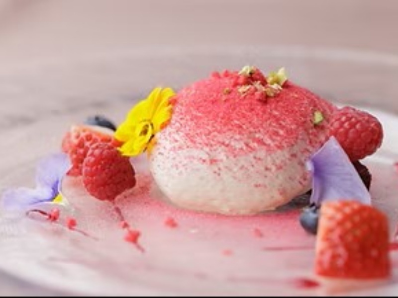 赤いベリーと花びらが彩る、愛らしいデザート