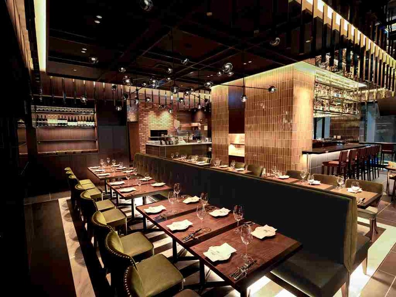 開放的な空間が広がるダイニング席