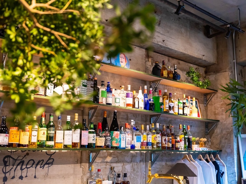 オリジナルカクテルと本格フードで特別な時間をお過ごしください。バータイムも楽しめる大人のウェディング二次会。