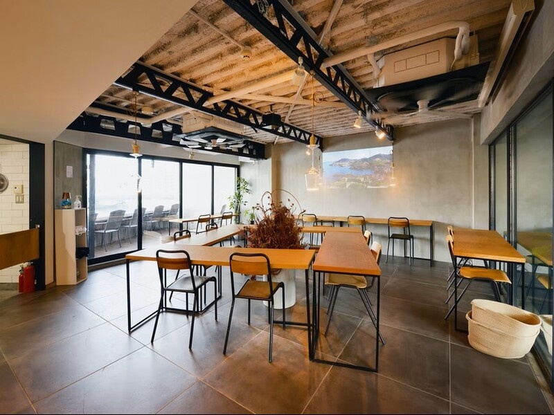 【2F カフェ ＆ カジュアルダイニング】
リバービューのテラス席、ランチ＆ディナーでゆっくりできる空間