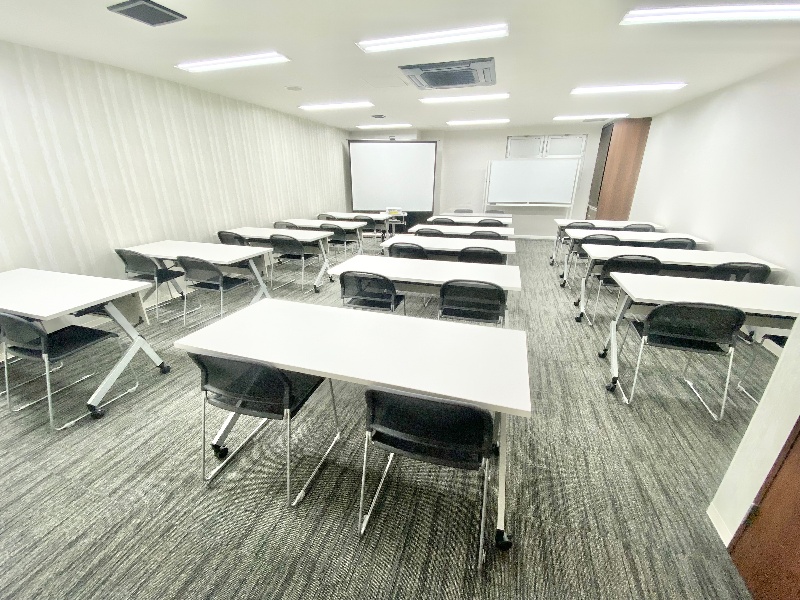 【Room4B】スクールスタイルで貸出しのため、パーティー使用のレイアウト変更はお客様にてお願いいたします