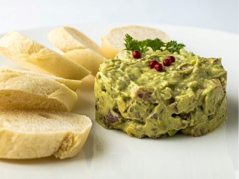 ワインやカクテルに合わせた多彩なイタリアン料理。生ハムとチーズの盛り合わせ、モルタデッラ、カルパッチョなど、バースタイルでつまめる一品から本格パスタまで幅広くご用意。