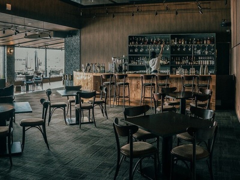 【会場】
シックな色調でまとめられた内装がモダンでスタイリッシュな雰囲気を演出しています。
