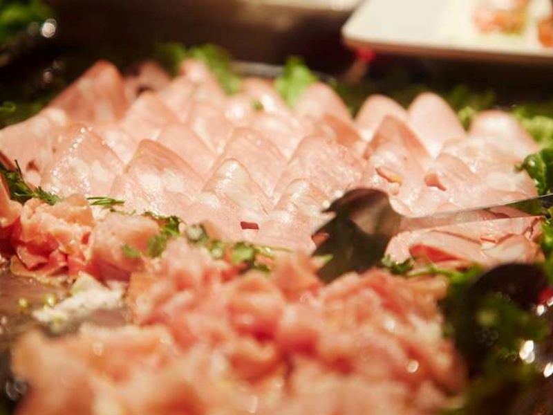 【お料理（例）】
贅沢に盛り合わせた大皿料理は、とりわけながらお楽しみいただけます。