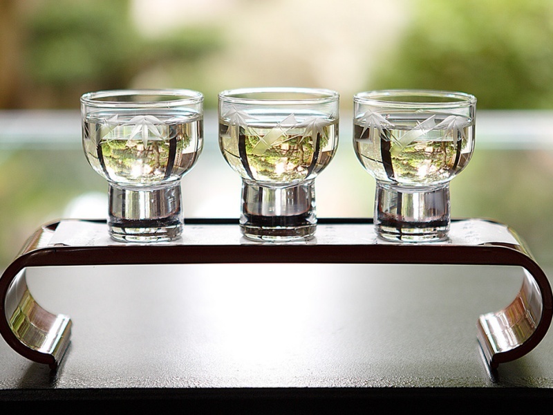 女将おすすめの利酒セットをおためし下さいませ。