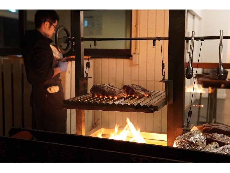 宴会場の外に設置した薪グリルでローストビーフを焼き上げ。直火焼きの美味しさは格別です。