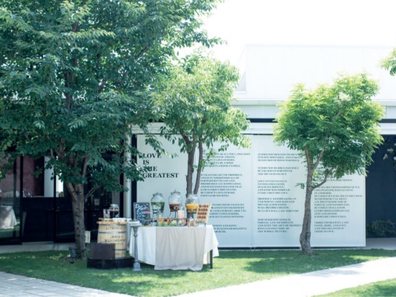 緑豊かな木々に囲まれた開放的なガーデンで楽しむ、青空の下のパーティー。屋外ならではの開放感が、ゲストとの距離をぐっと縮め、賑やかで思い出に残る時間を演出します。