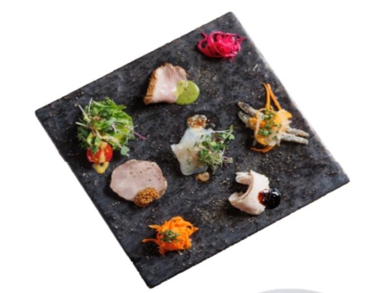 特別な高級食材ではなく、日常にある食材を、どれだけ美味しく仕立てられるか。そして、素材そのものの味をどれだけ素直に伝えられるか。
そんな想いを胸に、シェフは日々、技と工夫を重ねています。