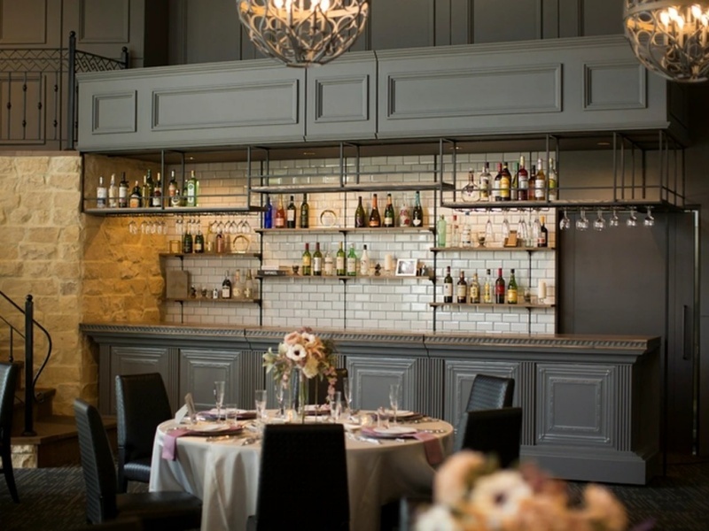 壁一面に並ぶボトルが彩るスタイリッシュなバーカウンター。アンティーク調の内装と花の装飾が大人の雰囲気を醸し出す、特別な夜にぴったりの空間です。