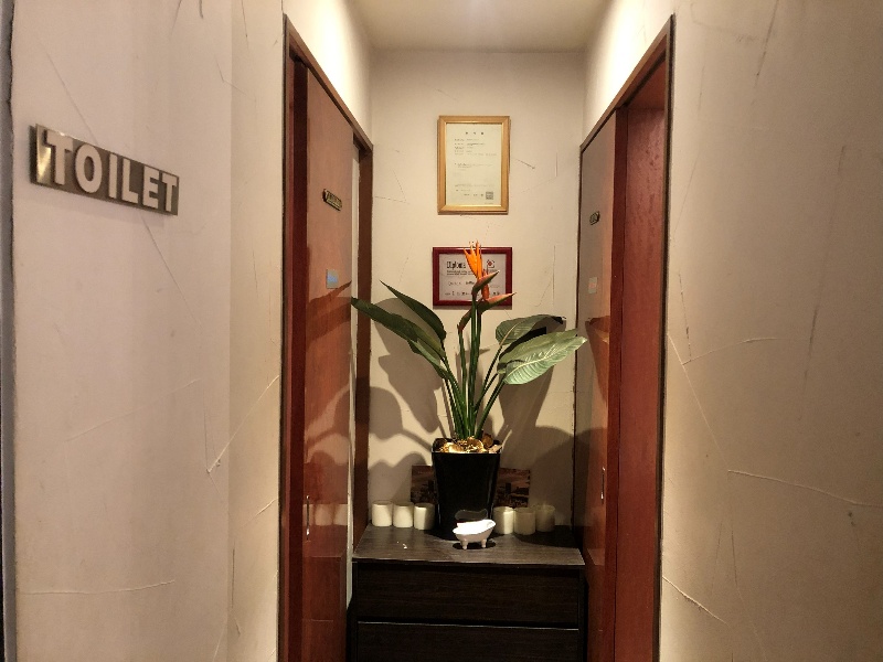 お手洗いは男女分かれて用意あります。