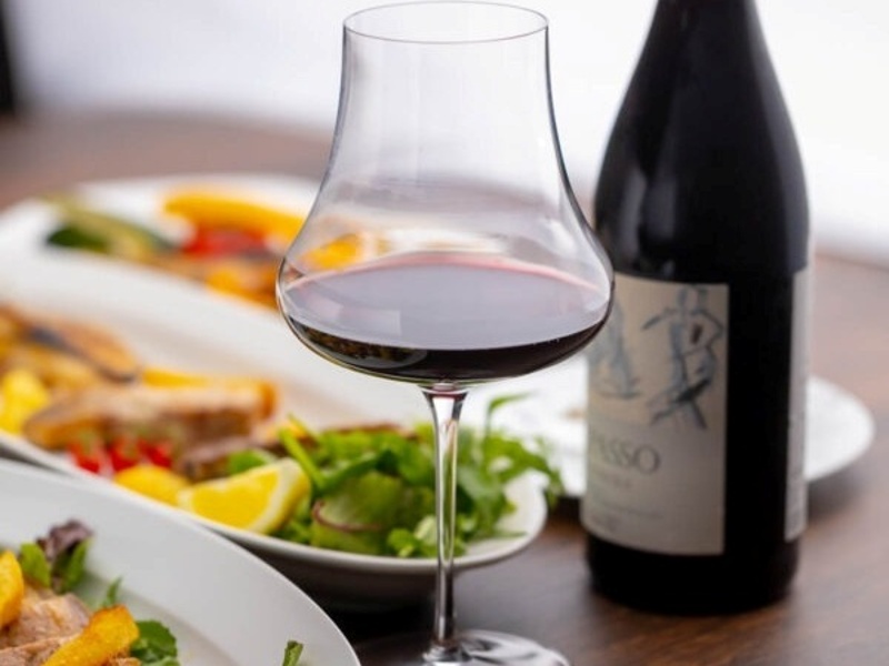 経験豊富なソムリエが厳選したイタリアワインと、料理長こだわりのコース料理の組み合わせが宴席を格上げします。ワイン好きのゲストも唸らせる本格的なマリアージュをご堪能ください。