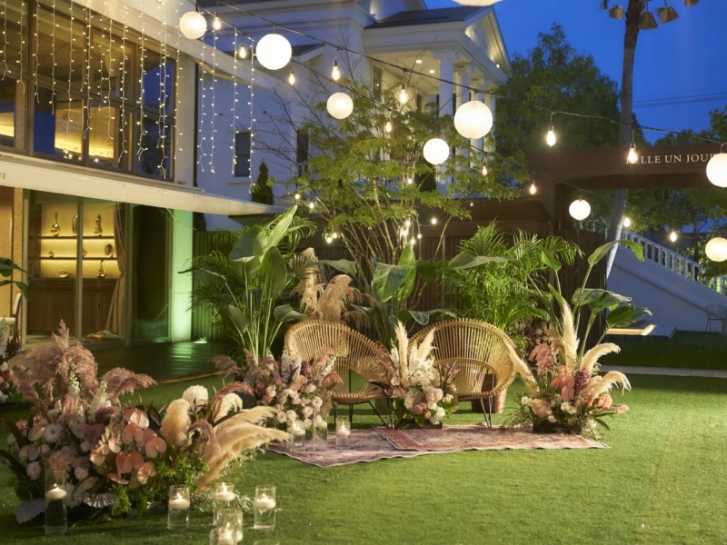 緑豊かな庭園に佇む八角形の会場。優雅さとカジュアルさを併せ持つ空間で、パーティーを自由に演出できます。