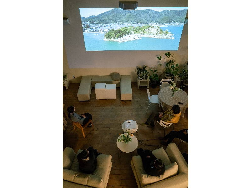 会場内にも大型スクリーン完備