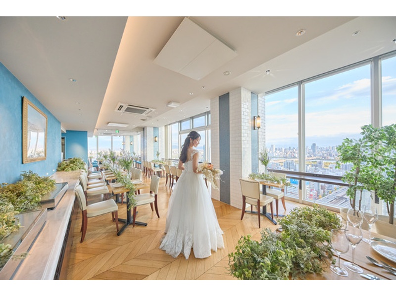 自然光がたっぷり差し込む開放的な店内。木の温もりとグリーンが調和した空間は、リラックスしながらも上質なパーティーシーンを演出します。