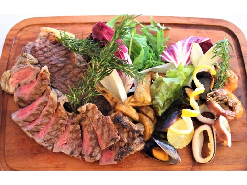 シェアしやすい肉料理もご用意。二次会でもしっかり満足できるラインナップです。