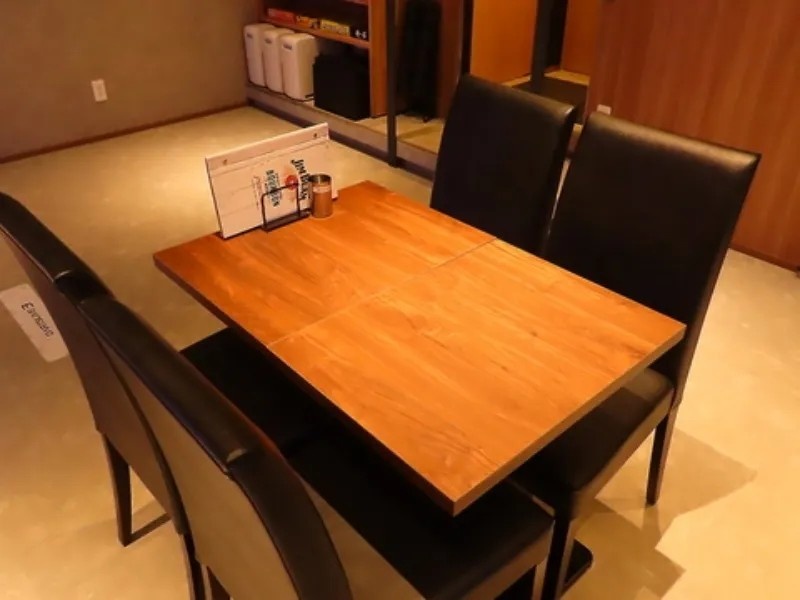 人数に応じてテーブル席を繋げてのご利用も可能ですのでデートやご友人同士での2次会に！