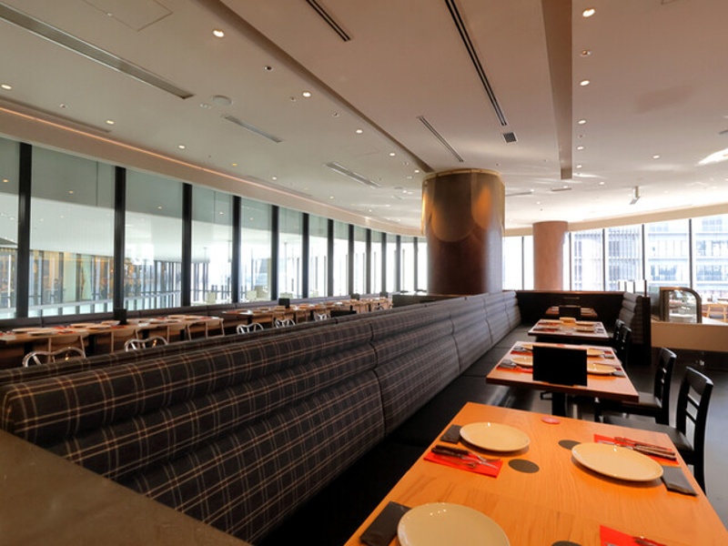 テーブルごとの距離を十分に確保した開放的レイアウト。プライバシーに配慮した快適空間でゲストもお楽しみいただけます。