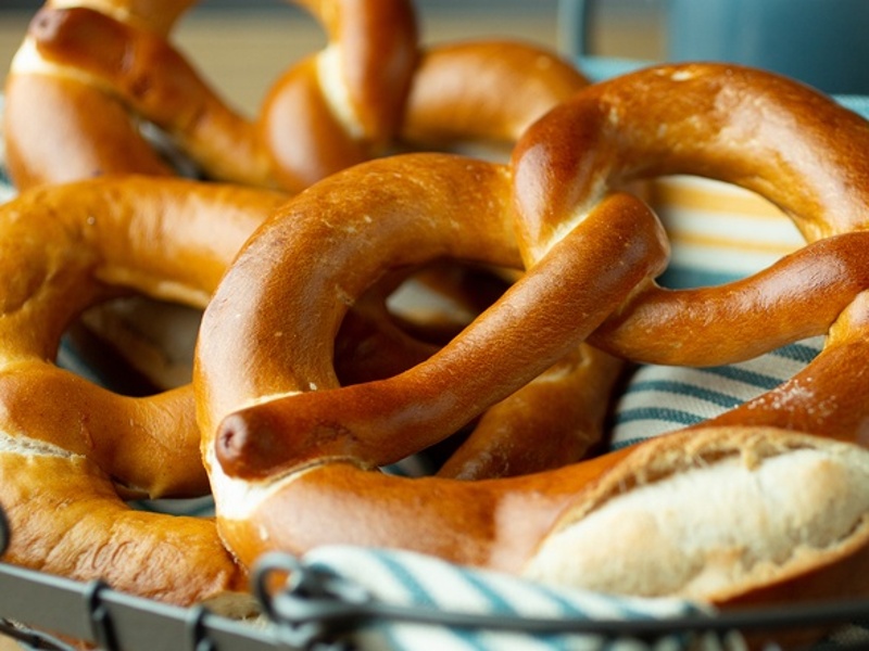 ドイツ直輸入の本格プレッツェル。外はカリッと、中はもちもちの食感がクラフトビールと相性抜群です。