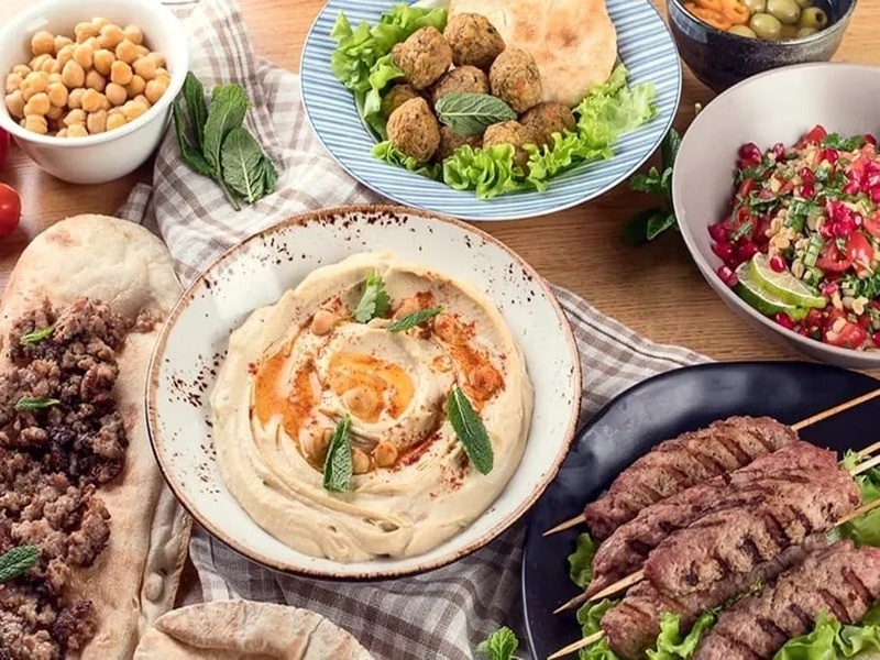 【ハラル料理】
拡大するイスラム圏の方々に正しく美味しい食事を提供できるように料理作りをしています。
厳しい審査基準をクリアしたもののみがハラル製品となりますので、ムスリムの方にとってのみ良いものなのではなく、誰にとっても健康的で美味しく食べられるお食事です。